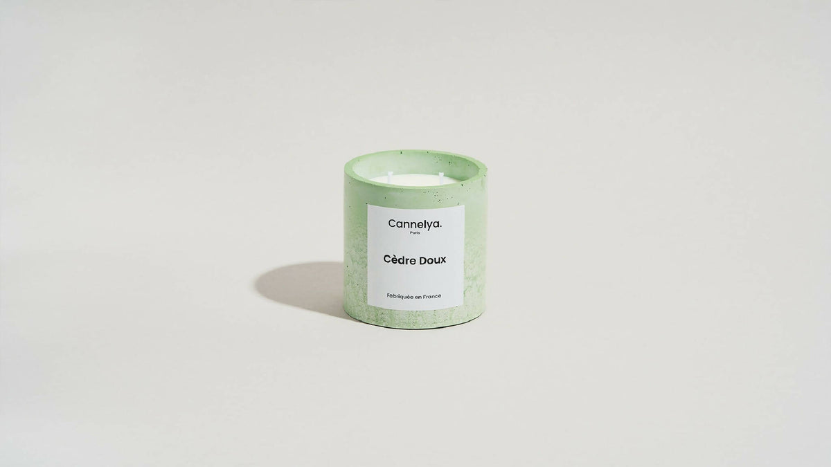 Bougie parfumée Cèdre Doux, cire verte cylindrique avec mèche blanche