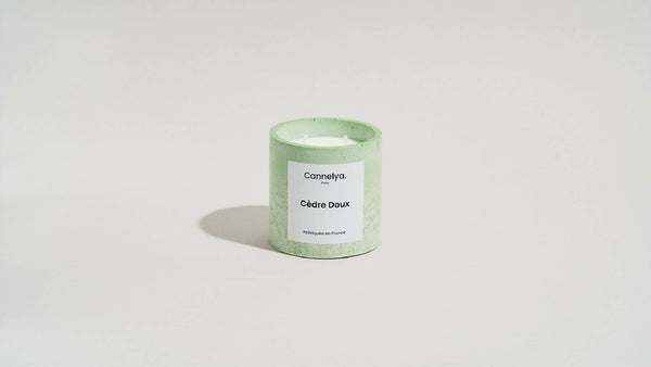 Bougie parfumée Cèdre Doux, cire verte cylindrique avec mèche blanche