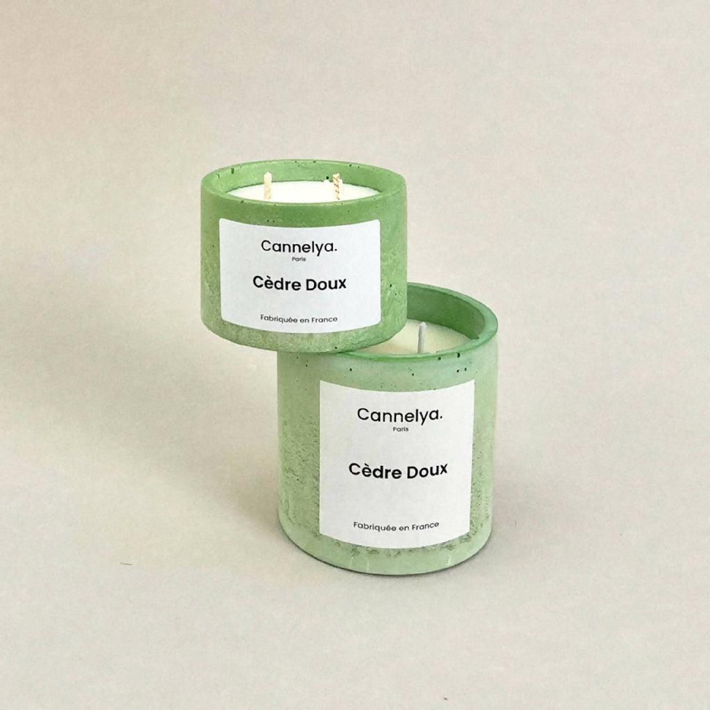 Lot de 2 bougies Cèdre Doux en cire verte cylindrique, étiquettes Canelya
