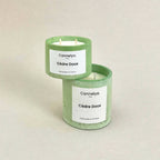 Lot de 2 bougies Cèdre Doux en cire verte cylindrique, étiquettes Canelya