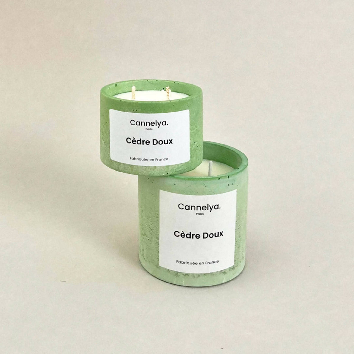 Lot de 2 bougies Cèdre Doux en cire verte cylindrique, étiquettes Canelya