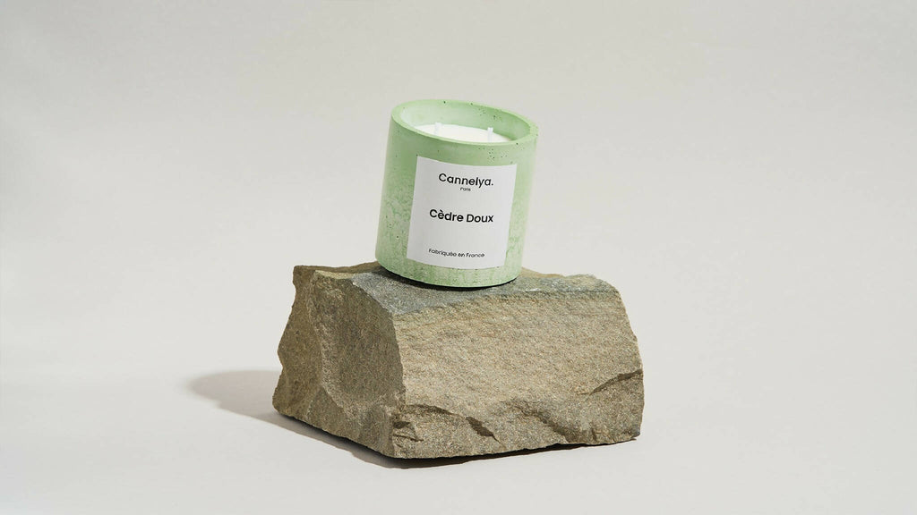 Bougie parfumée Cèdre Doux en cire verte, sur bloc de pierre texturé