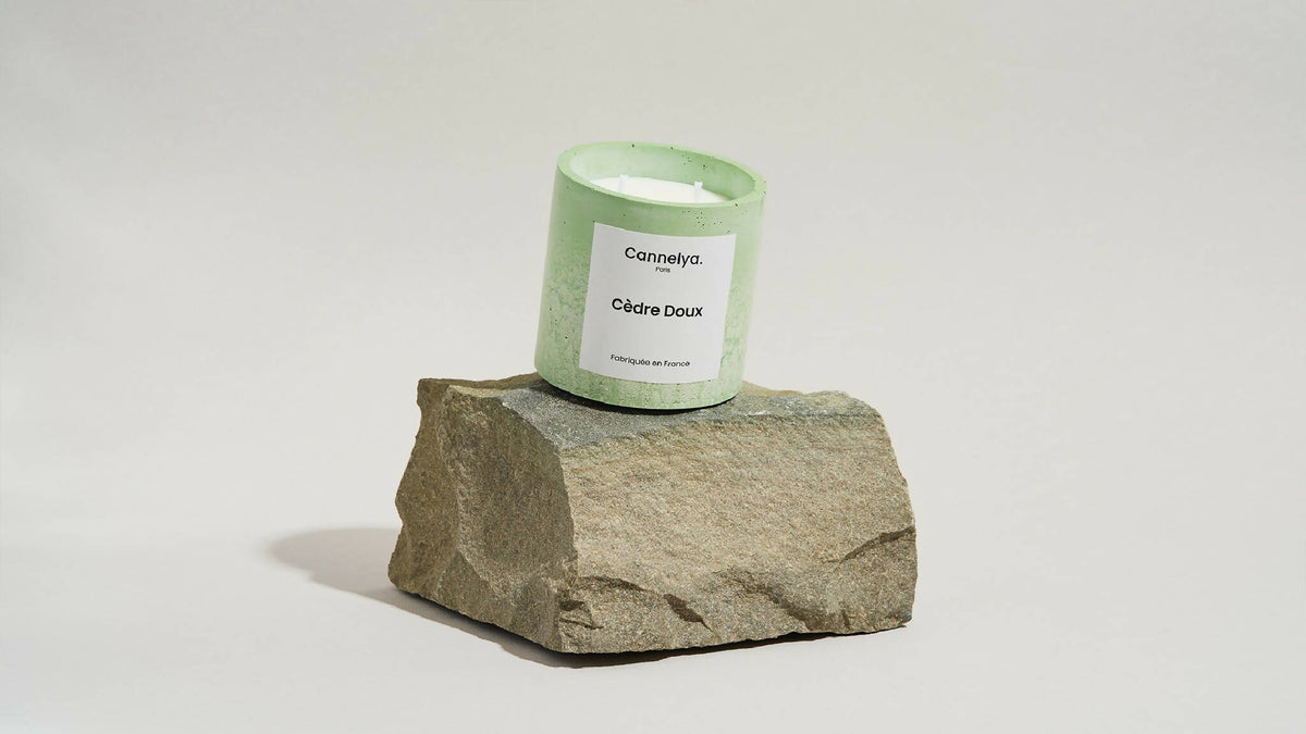 Bougie parfumée Cèdre Doux en cire verte, sur bloc de pierre texturé