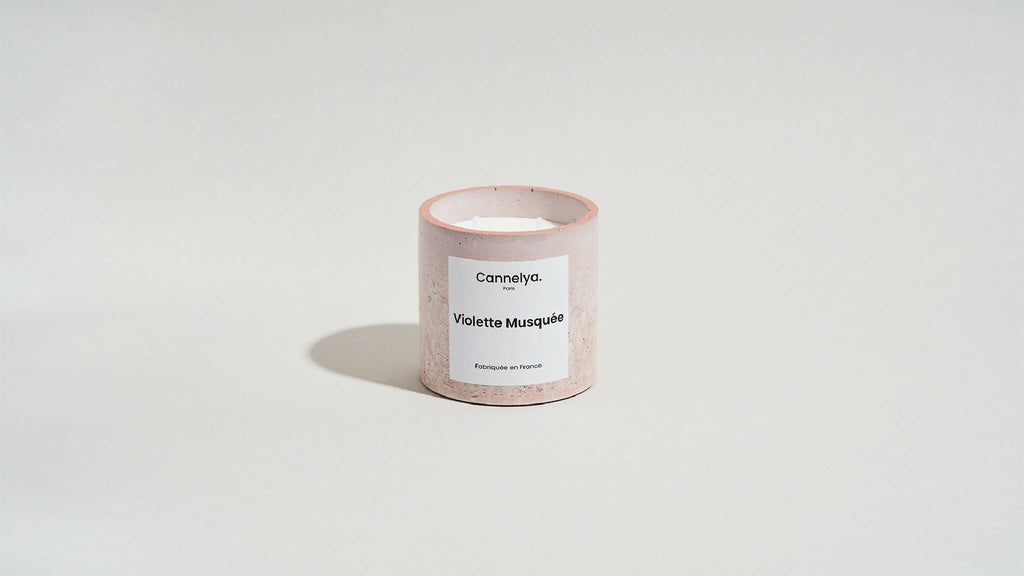 Bougie parfumée Cannelya Violette Musquée, pot rose texturé, mèche visible