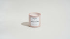 Bougie parfumée Cannelya Violette Musquée, pot rose texturé, mèche visible