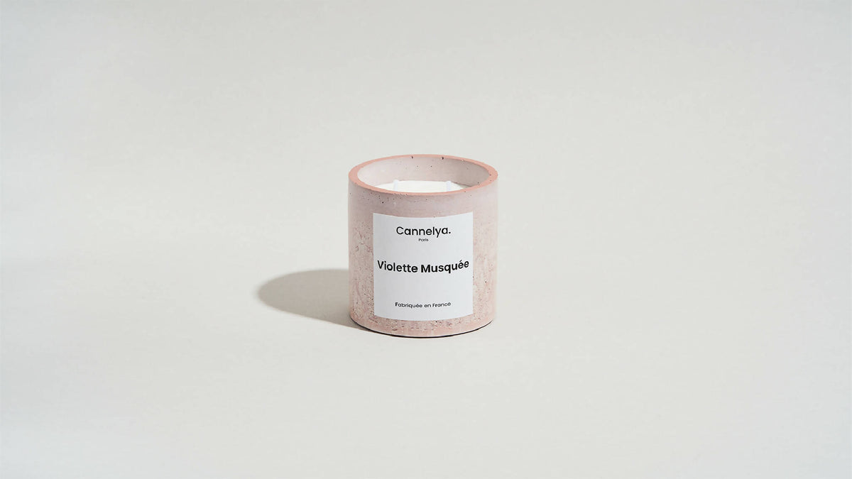 Bougie parfumée Cannelya Violette Musquée, pot rose texturé, mèche visible