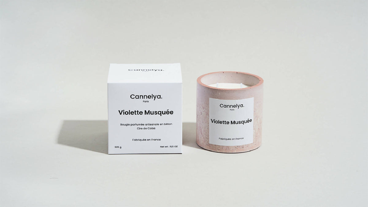 Bougie parfumée Cannelya Violette Musquée avec boîte blanche, étiquette sur le pot