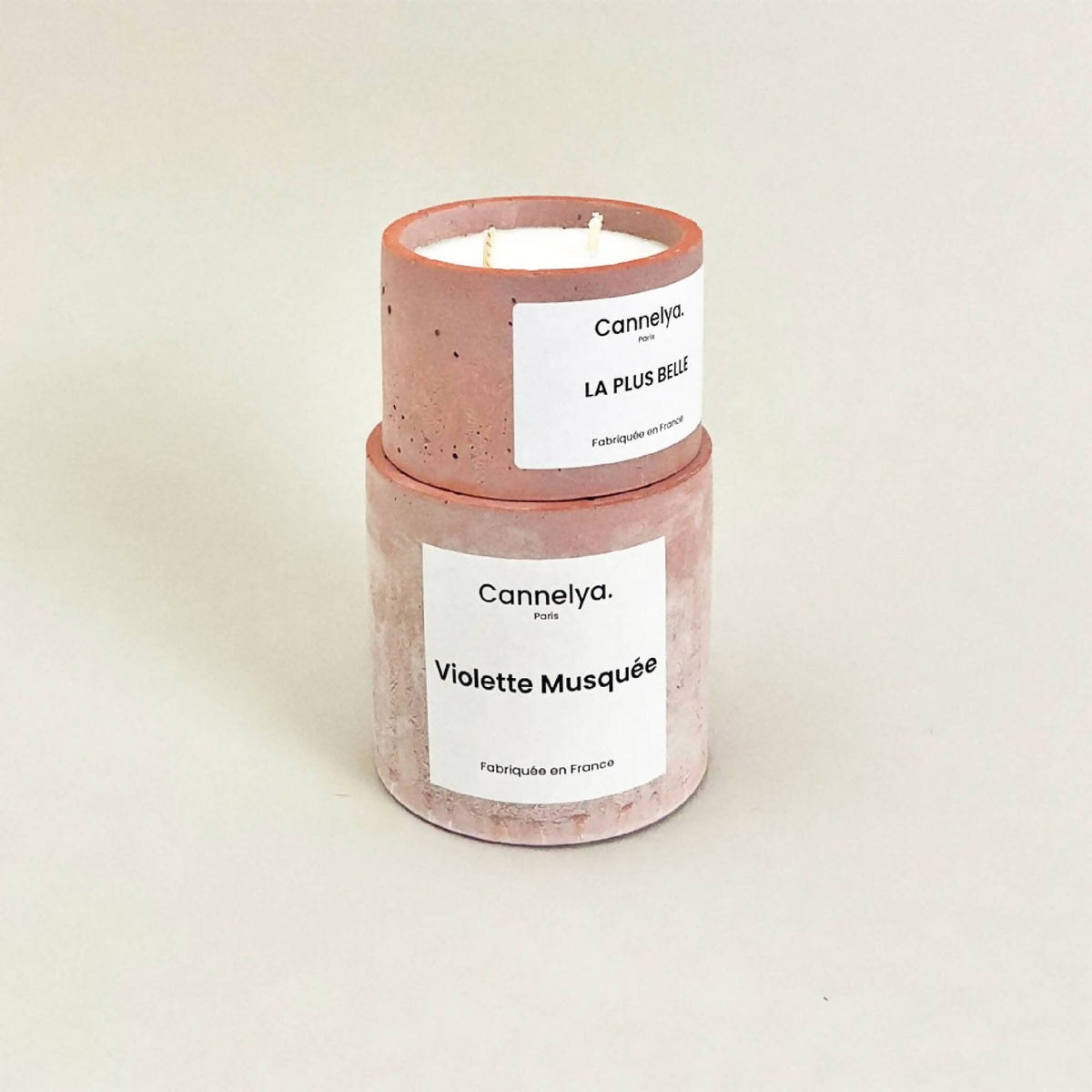 Bougie parfumée Cannelya Violette Musquée, pot rose texturé, mèche visible