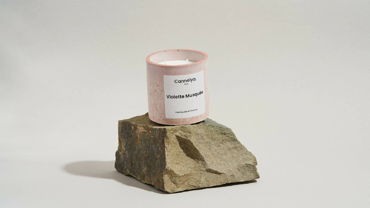 Bougie parfumée Cannelya Violette Musquée, pot rose avec étiquette blanche
