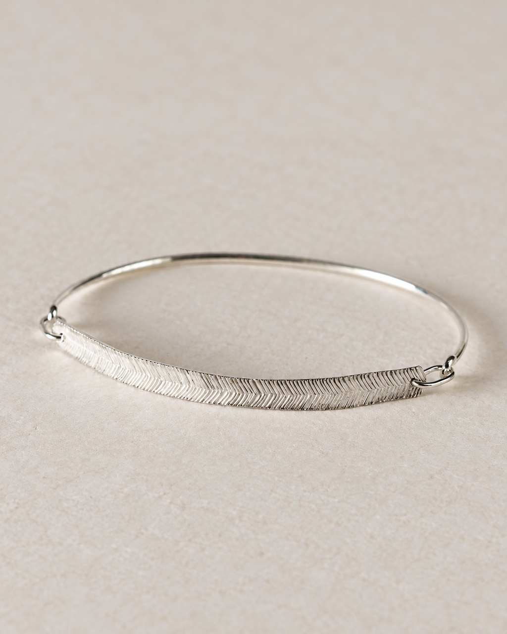 Bracelet chevron en argent massif recyclé, Jonc ouvert élégants, Collection Volute