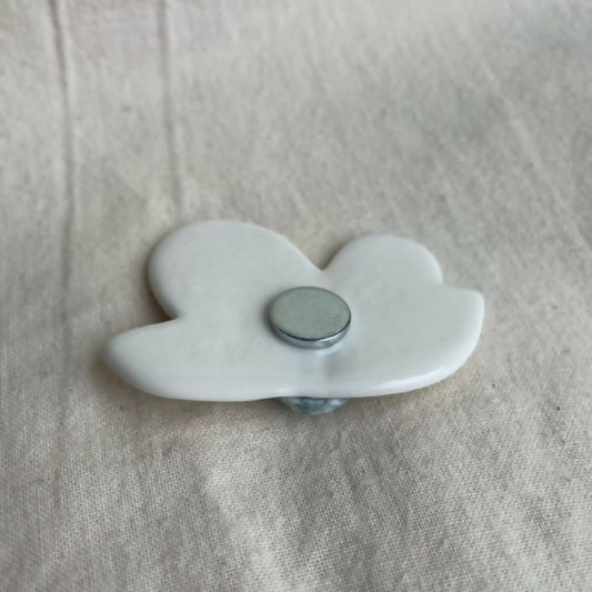 Broche florale en porcelaine aimantée, pétales blancs, pastille magnétique visible.