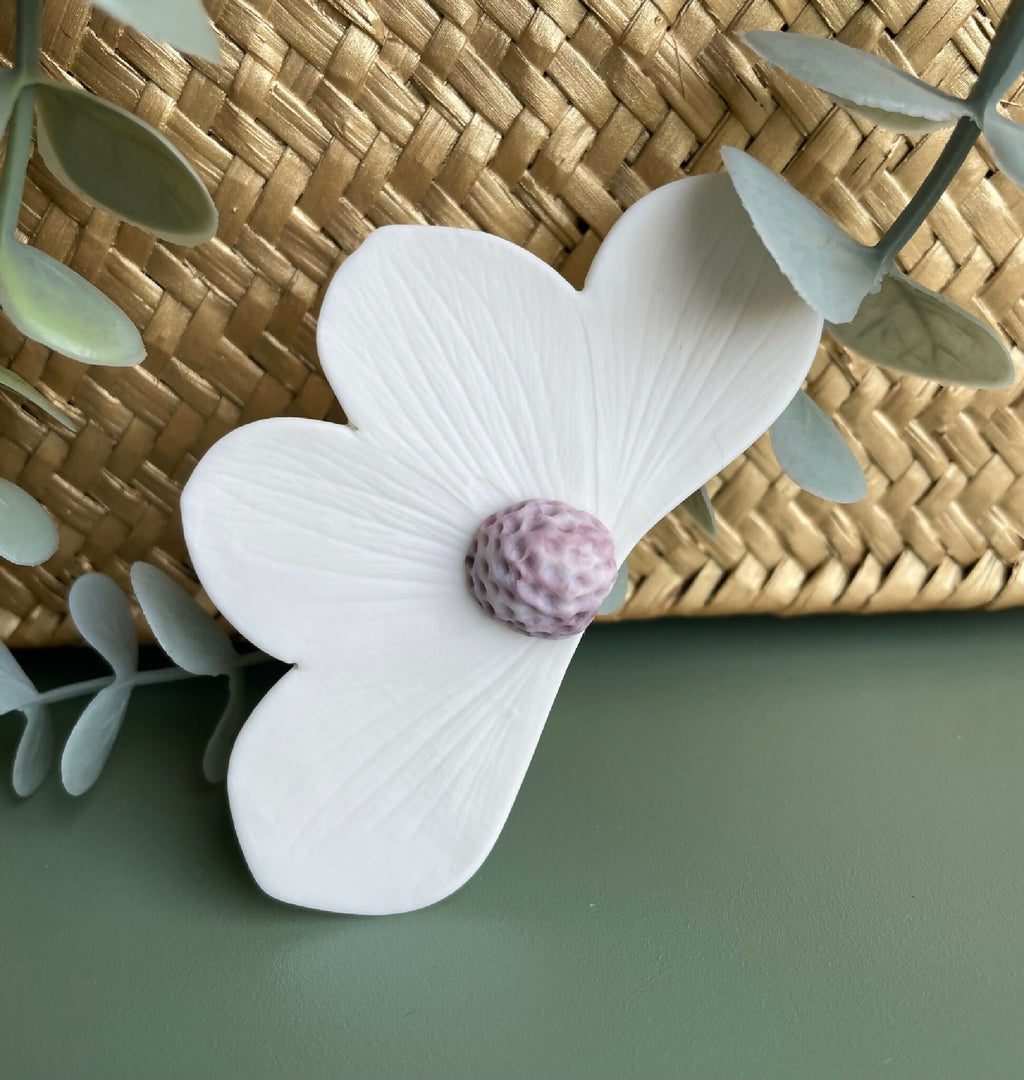 Broche florale en porcelaine aimantée, pétales blancs, centre mauve tacheté.