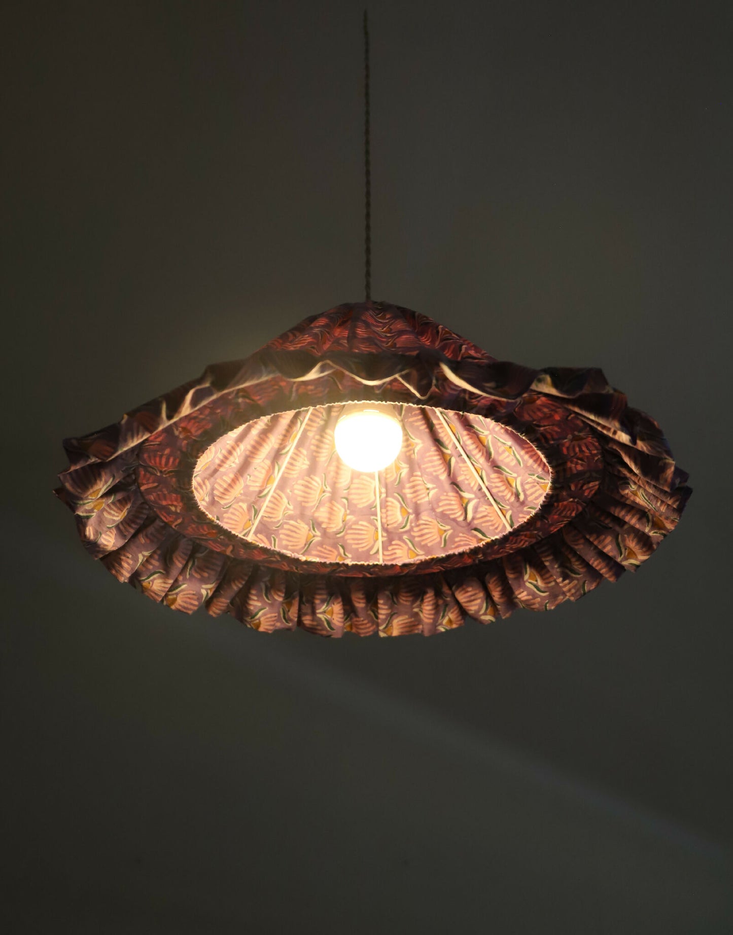 Suspension conique Emilia « Purple Shell Flowers », luminaire artisanal