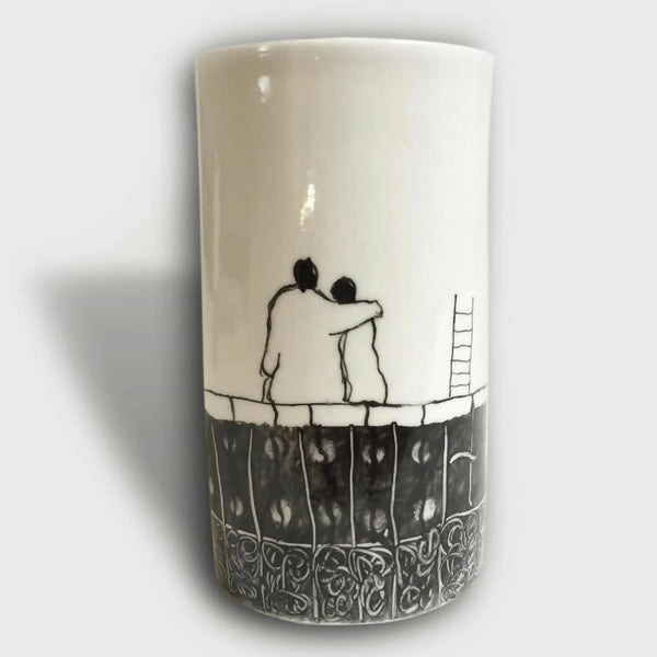 Mug en porcelaine blanc avec couple enlacé noir, motif et bord décoratif