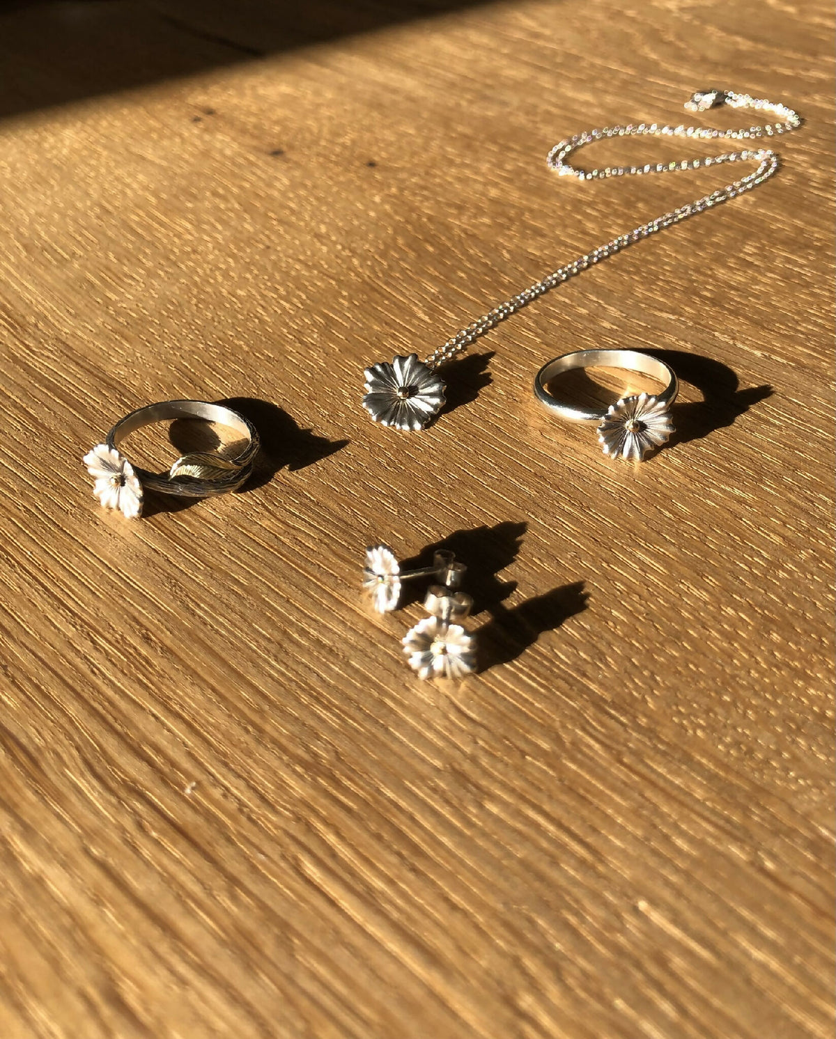Deux bagues fleur argent 950 et or 18 carats, motifs floraux sur anneaux