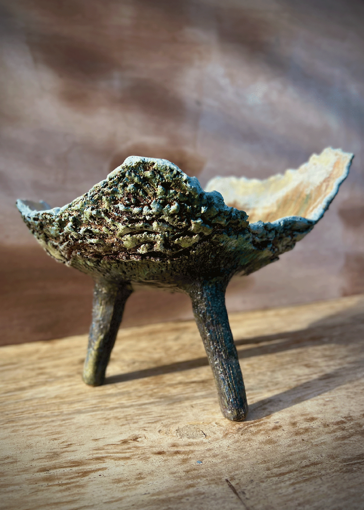 Coupe ou jardinière tripode en céramique patinée bleu-vert, intérieur beige, trois pieds.