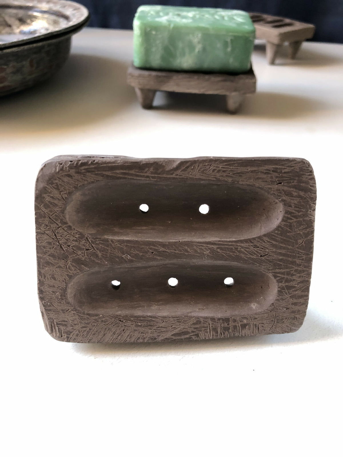 Porte-savon en bois sombre avec deux cuvettes rectangulaires percées