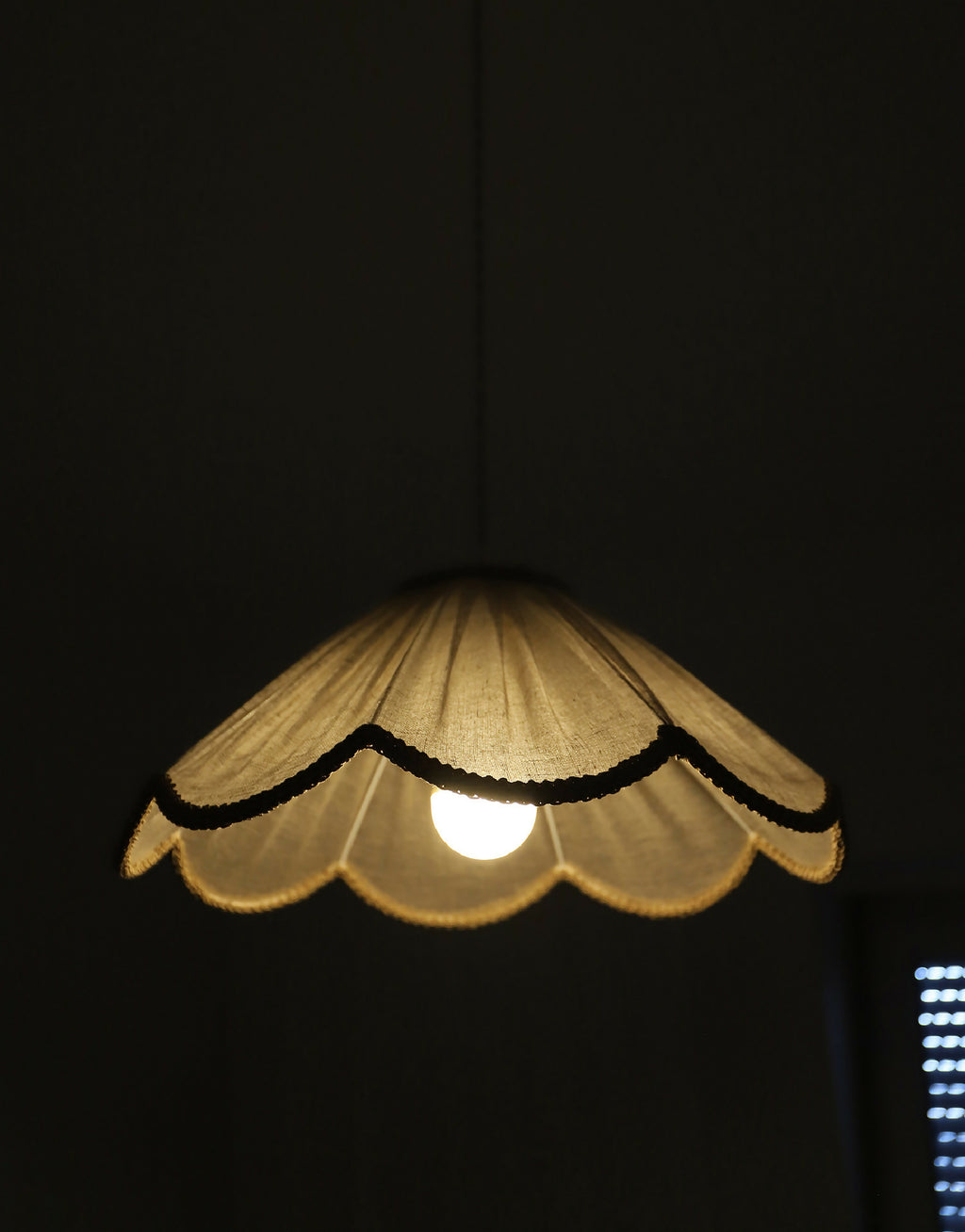 Suspension beige allumée, abat-jour tissu en forme de fleur avec bord ondulé tressé