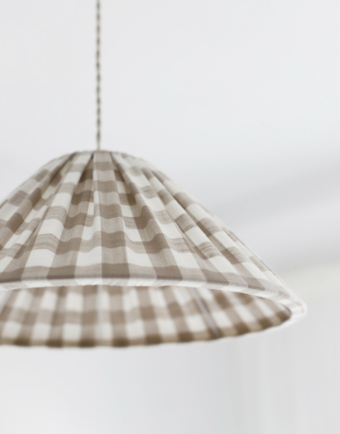 Suspension conique Malala beige : lampe vichy en coton, lumière réconfortante
