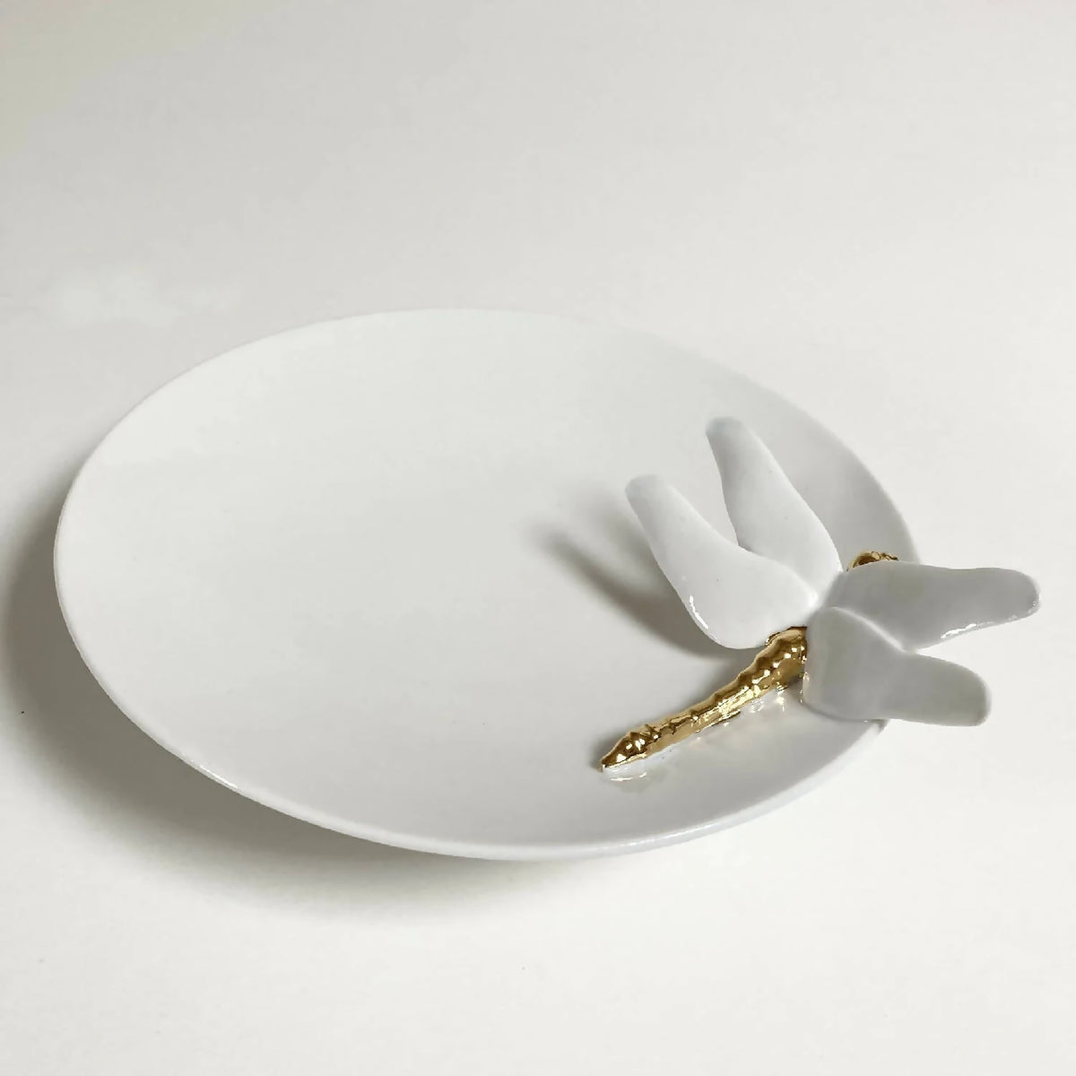 Coupe en porcelaine blanche, libellule blanche et barre dorée sur le rebord