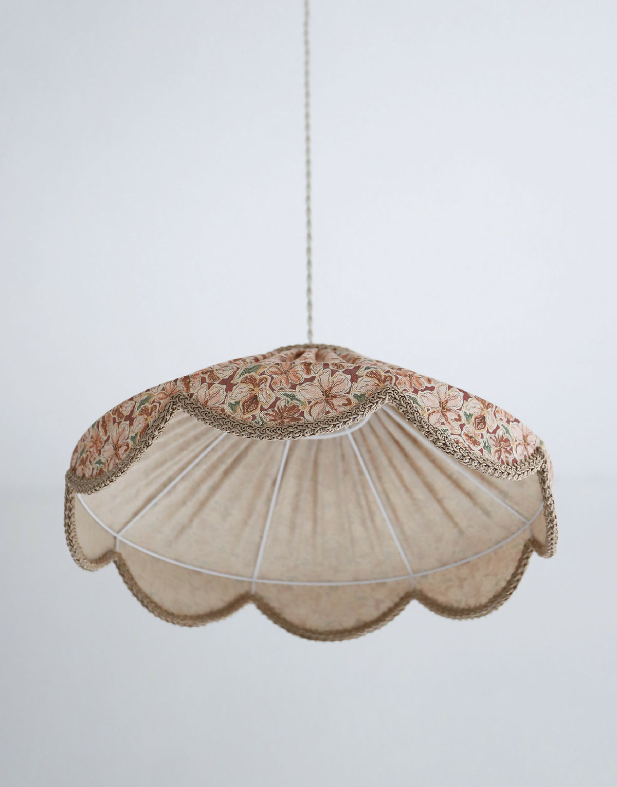 Suspension abat-jour en tissu crème, impression florale provençale, bord festonné
