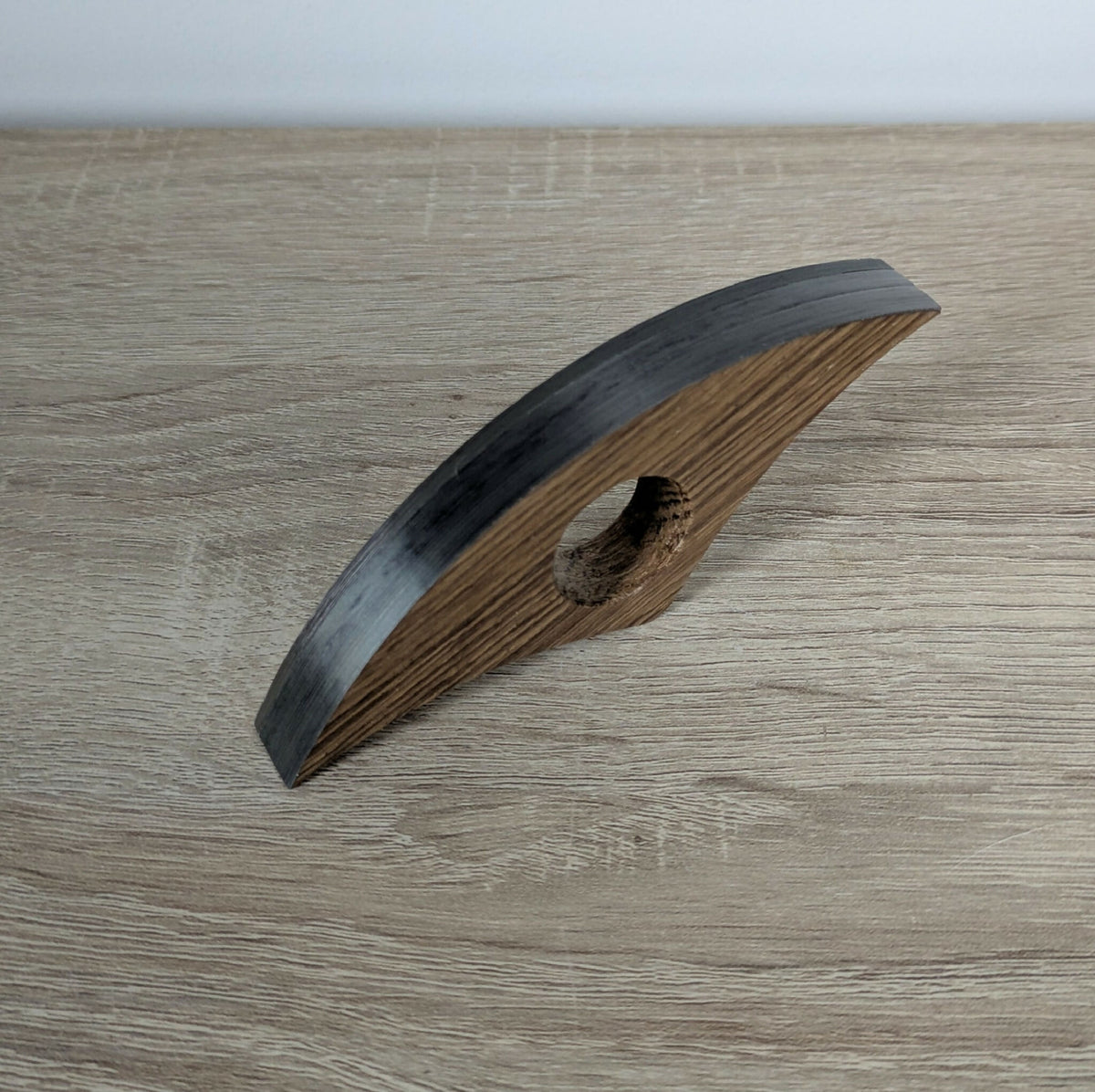 Support de lecture courbé anthracite sur paille, vue de côté, trou de fixation