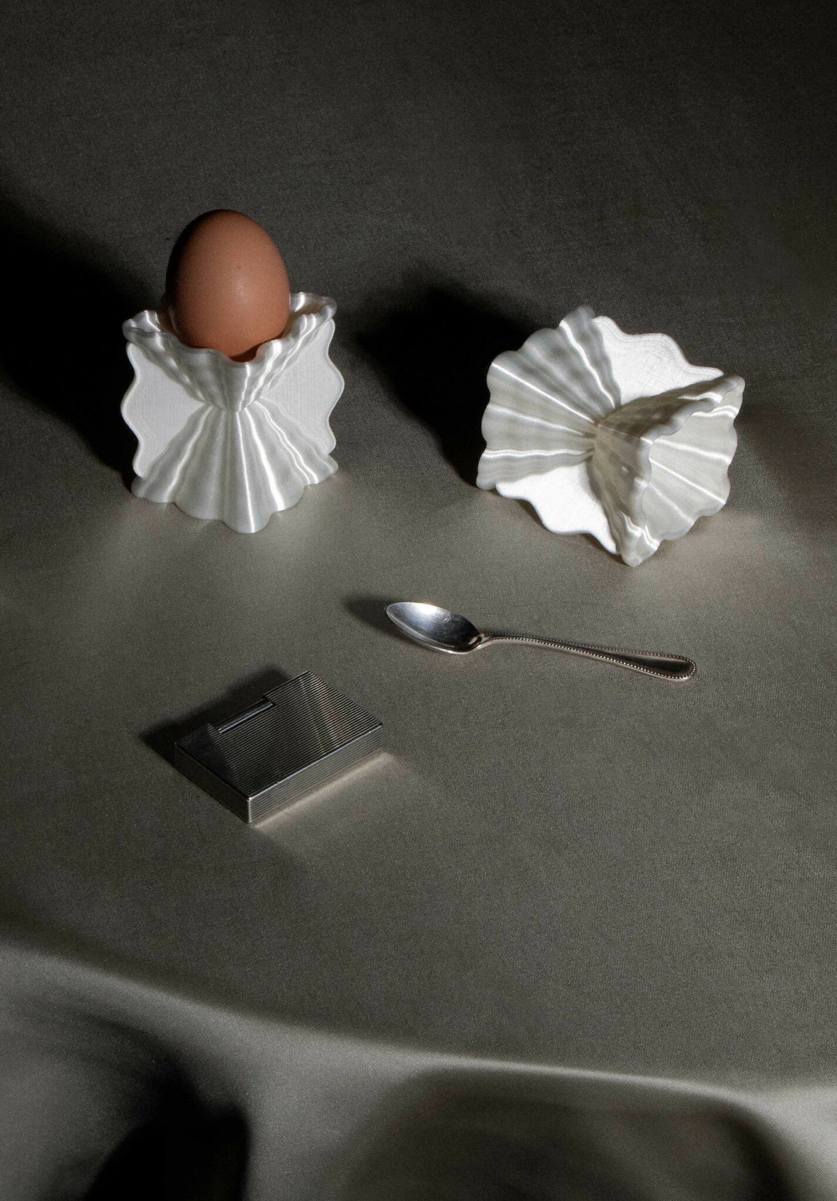 Coquetier Galéa en pétales blancs avec œuf marron, mini cuillère