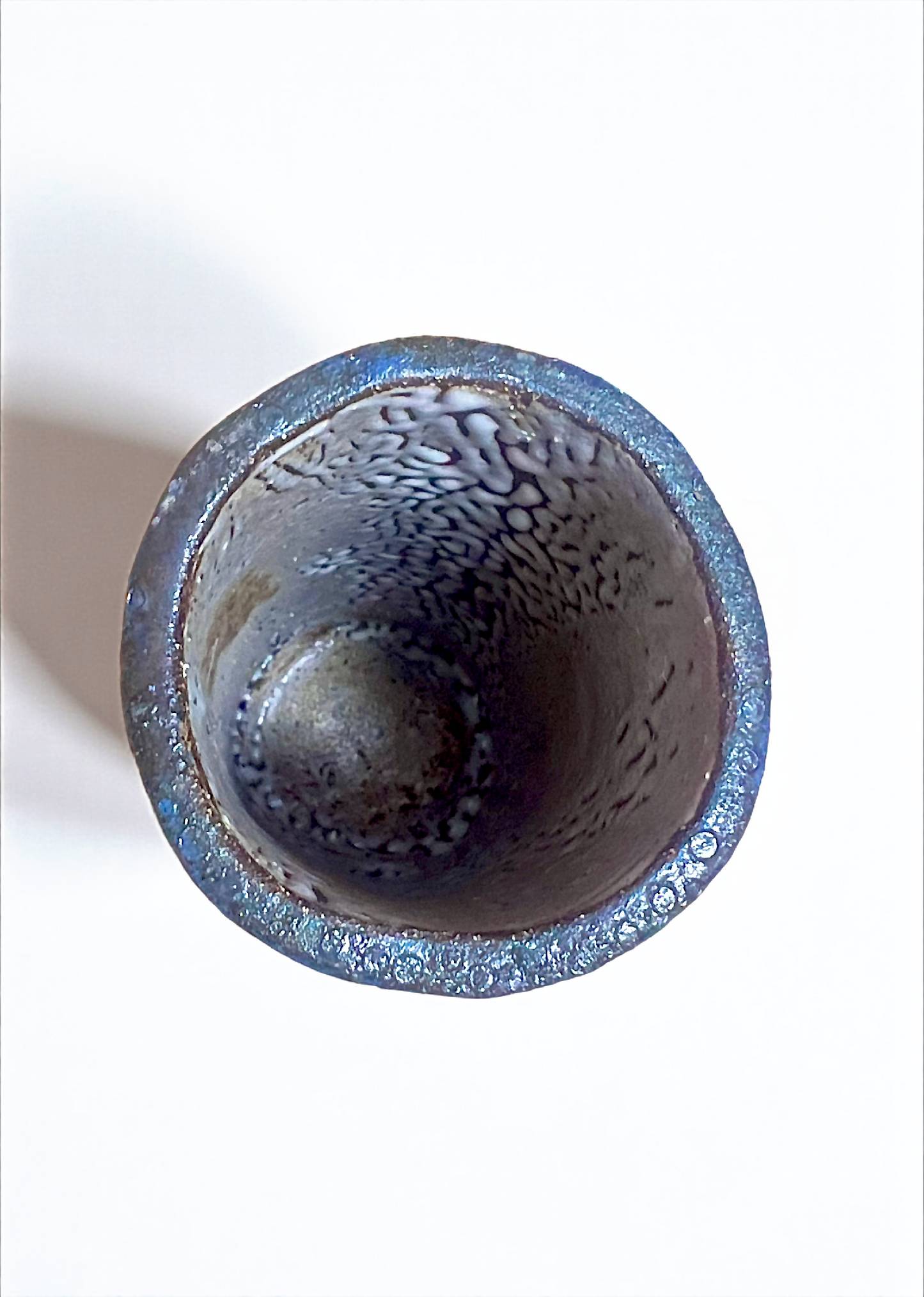 Paire de petits vases gravés en grès noir