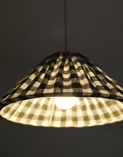 Suspension conique Malala vert kaki : abat-jour maxi vichy pour un intérieur chaleureux