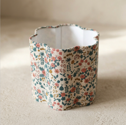 Abat-jour en tissu beige fleuri, bord supérieur ondulé