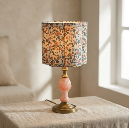 Abat-jour fleuri multicolore en coton beige, sur pied de lampe