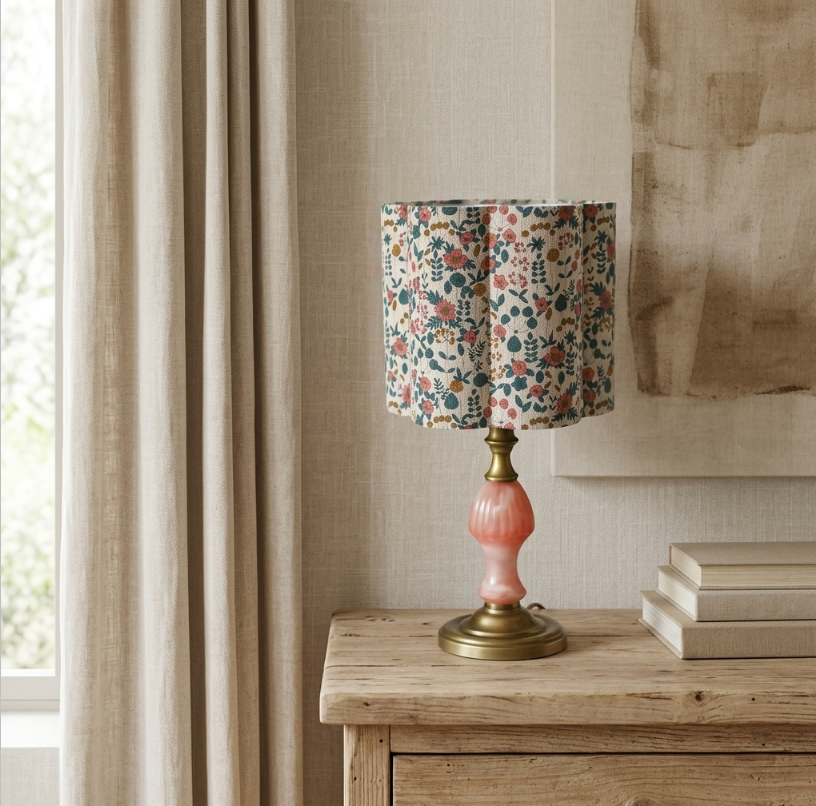 Abat-jour fleuri multicolore en coton beige, vue de côté sur table