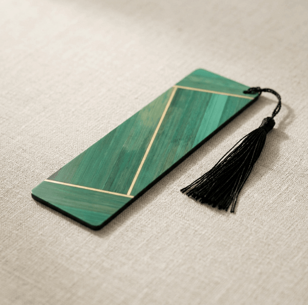 Marque-page rectangulaire en paille verte, liserés crème, frange noire.