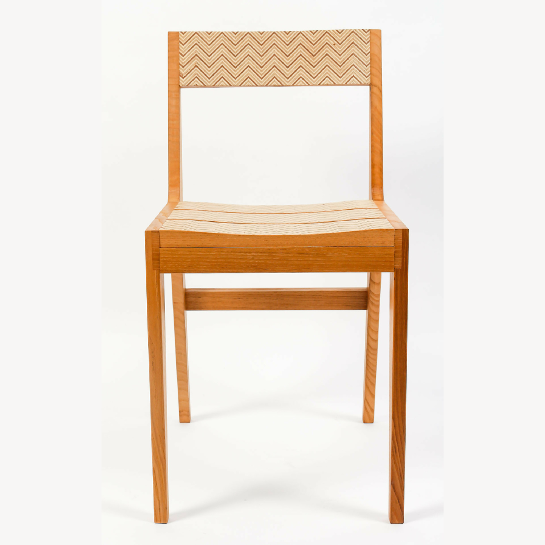Chaise en bois clair, dossier et assise tapissés à motif chevrons