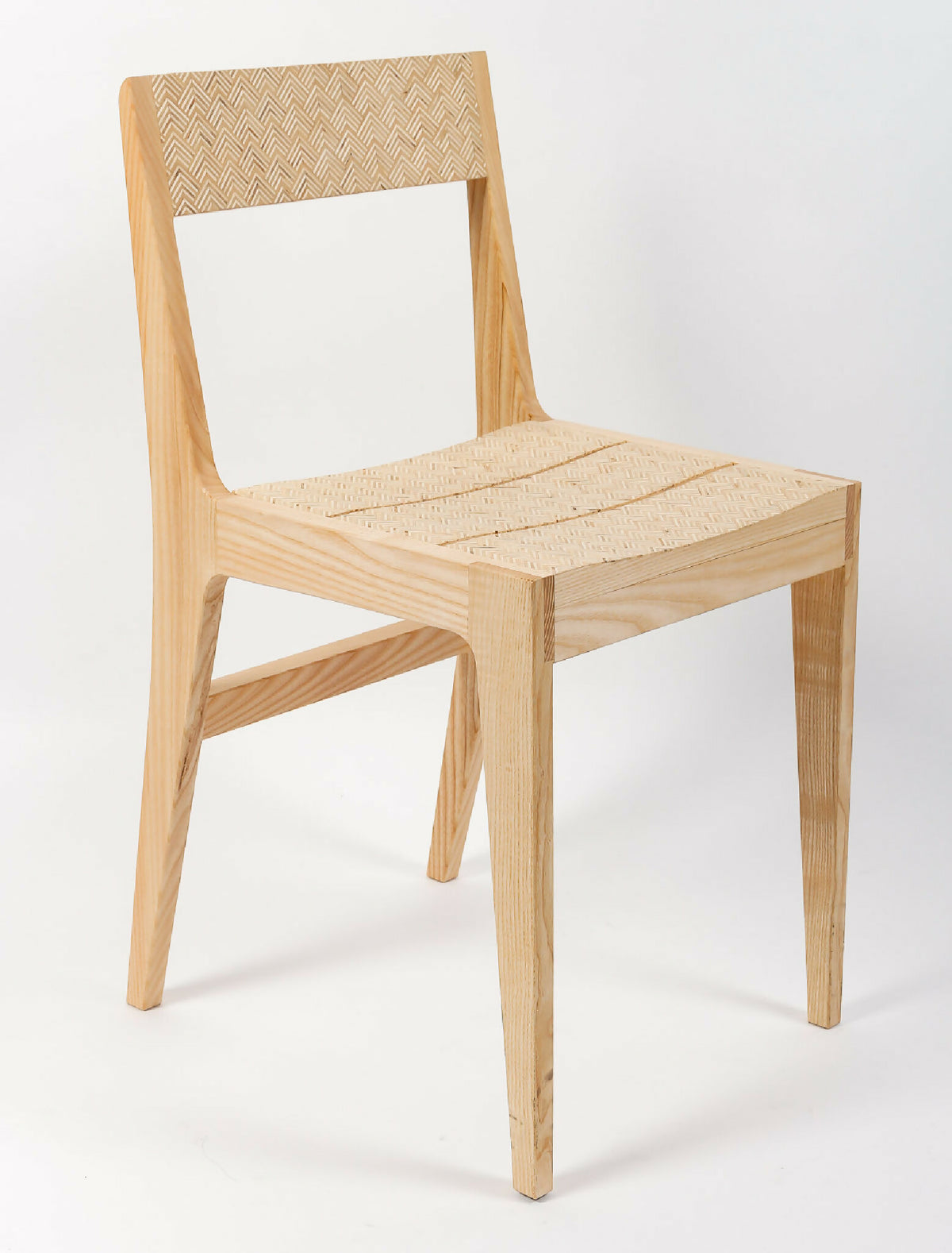 Chaise en bois clair, dossier haut et assise beige à motif, style compact et léger.