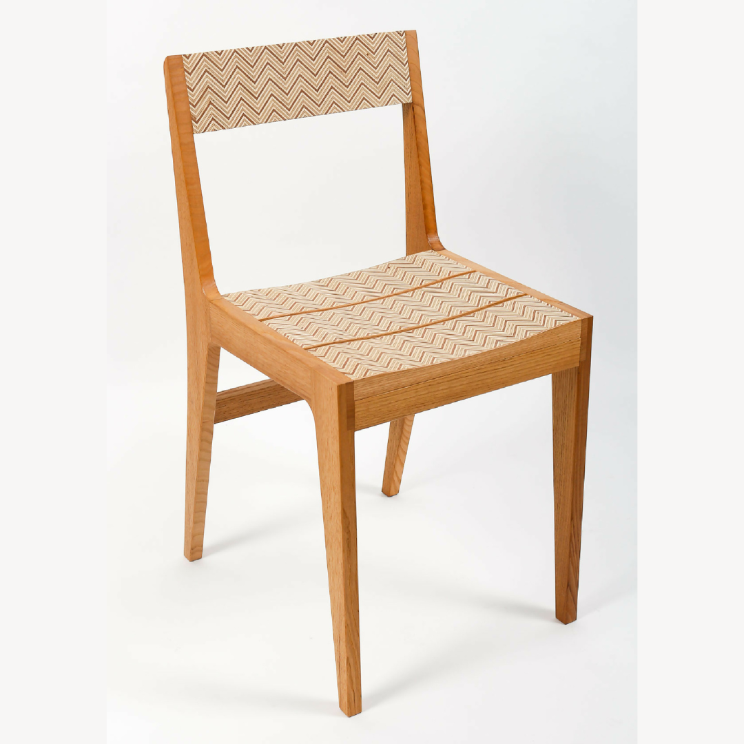 Chaise Rochefort en bois clair, dossier haut et assise tressée chevrons, pieds fins.