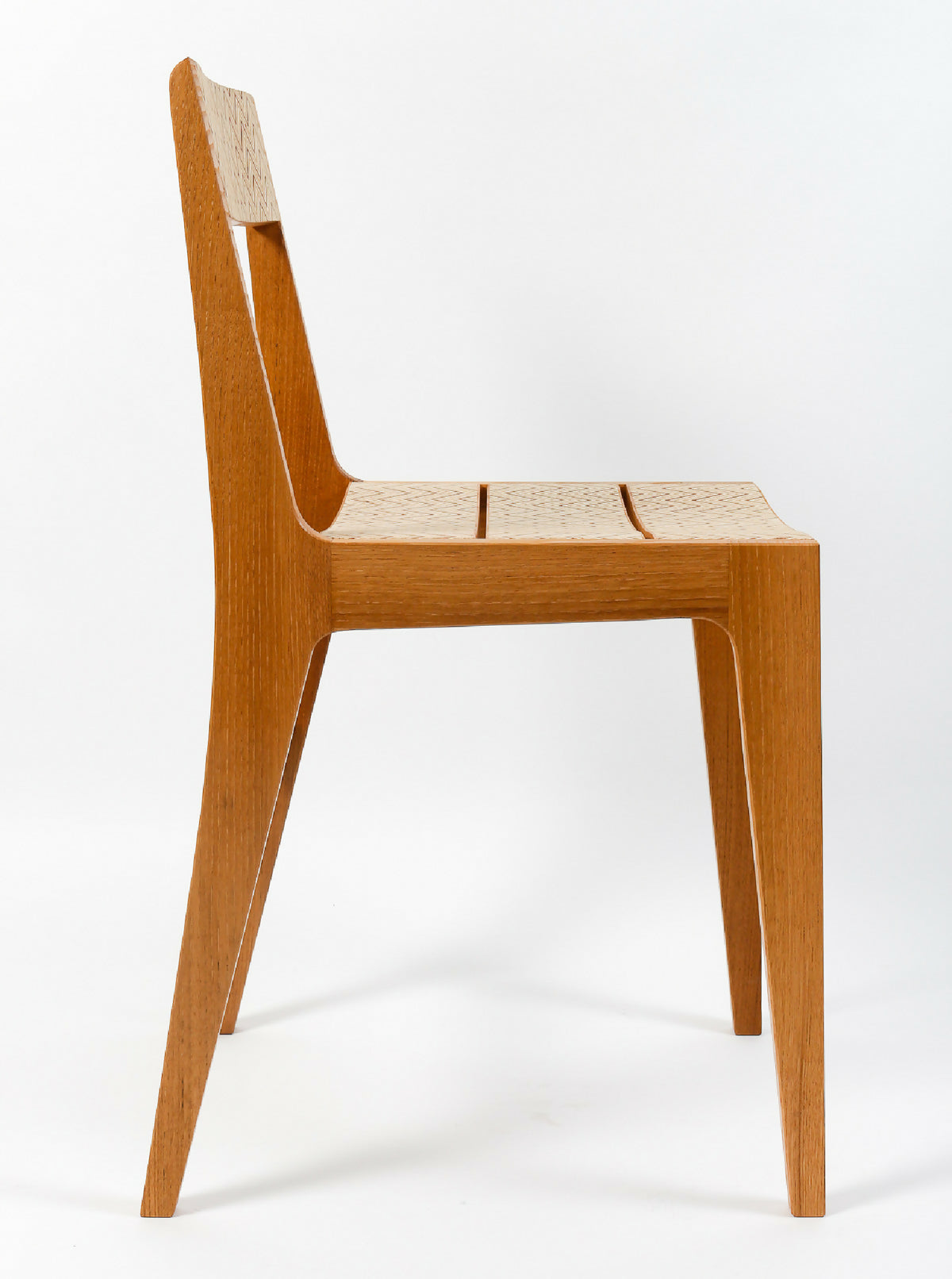 Chaise en bois avec dossier haut et assise en bois, pieds évasés, finition brun foncé.