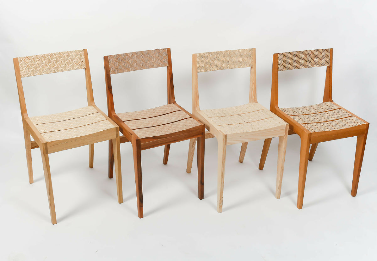 Ensemble de 4 chaises en bois, dossiers et assises avec panneaux beige à motifs chevrons.