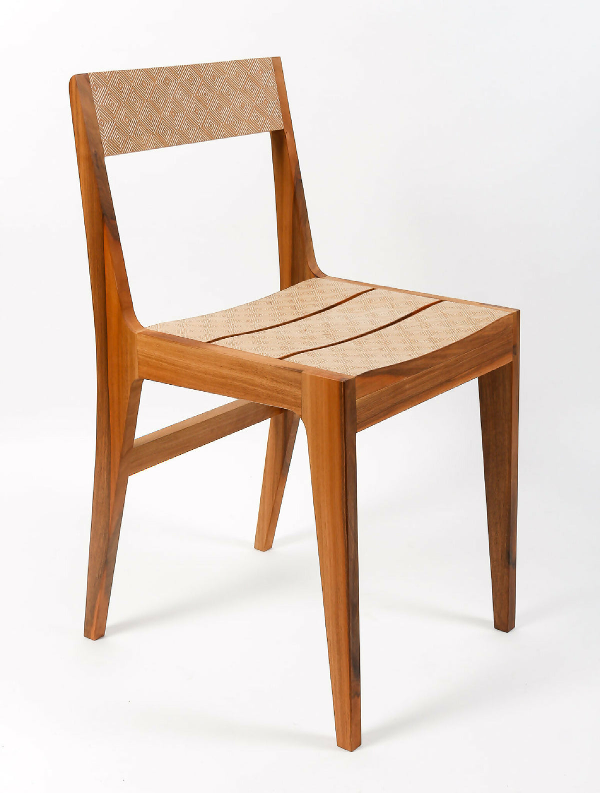 Chaise en bois claire, dossier haut et assise rembourrée beige à fines lignes noires.
