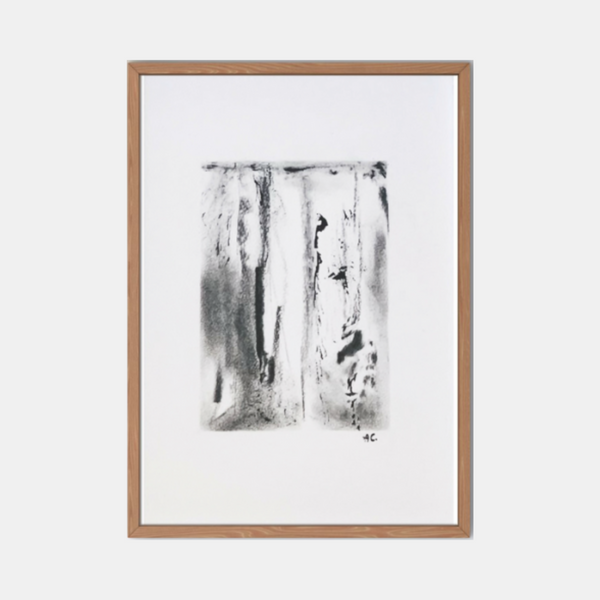 Imprimé abstrait noir et blanc encadré bois clair, traces et traits verticaux