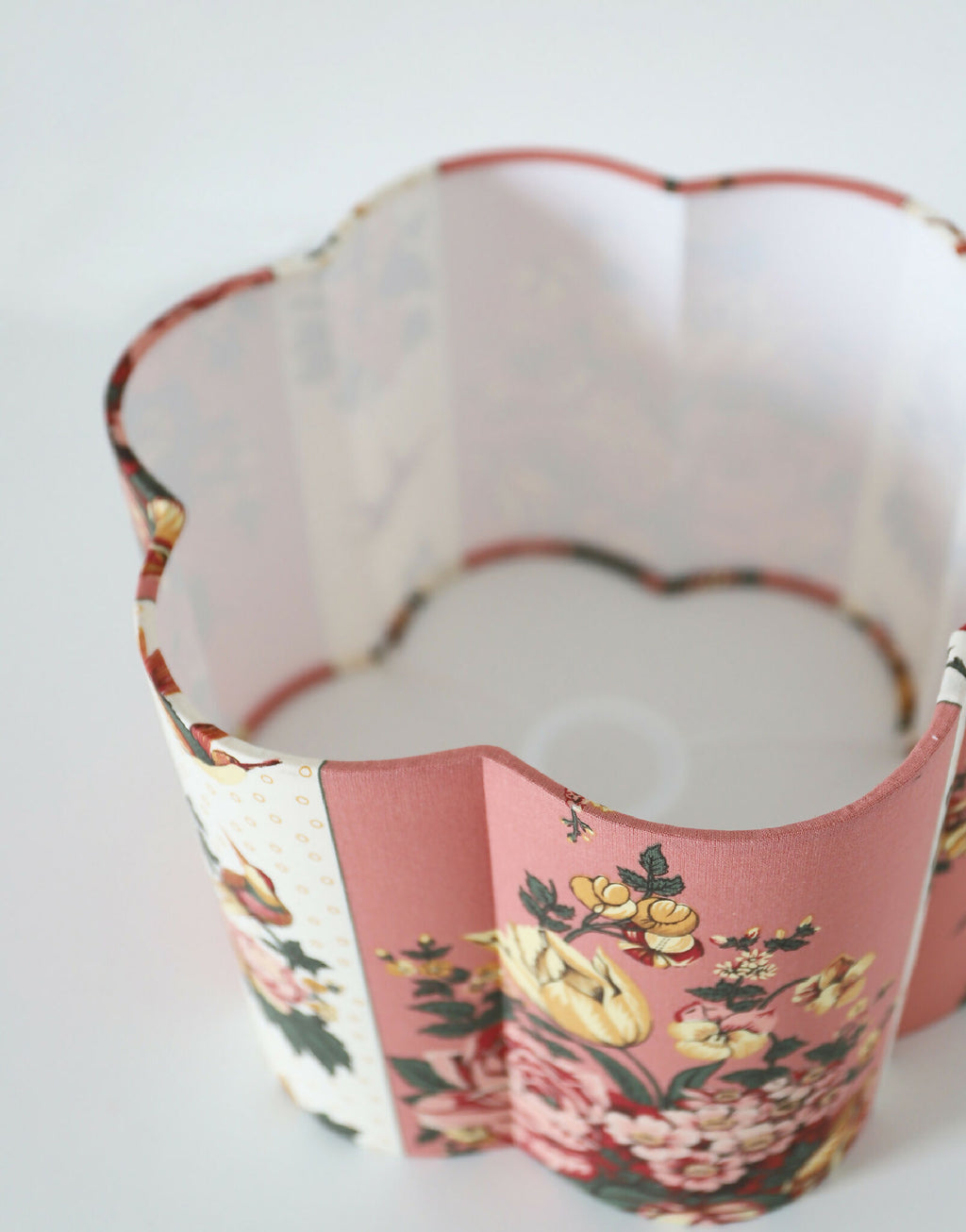 Abat-jour forme fleur vue intérieure, panneaux rose et crème à fleurs et oiseaux