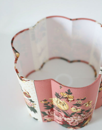 Abat-jour forme fleur vue intérieure, panneaux rose et crème à fleurs et oiseaux
