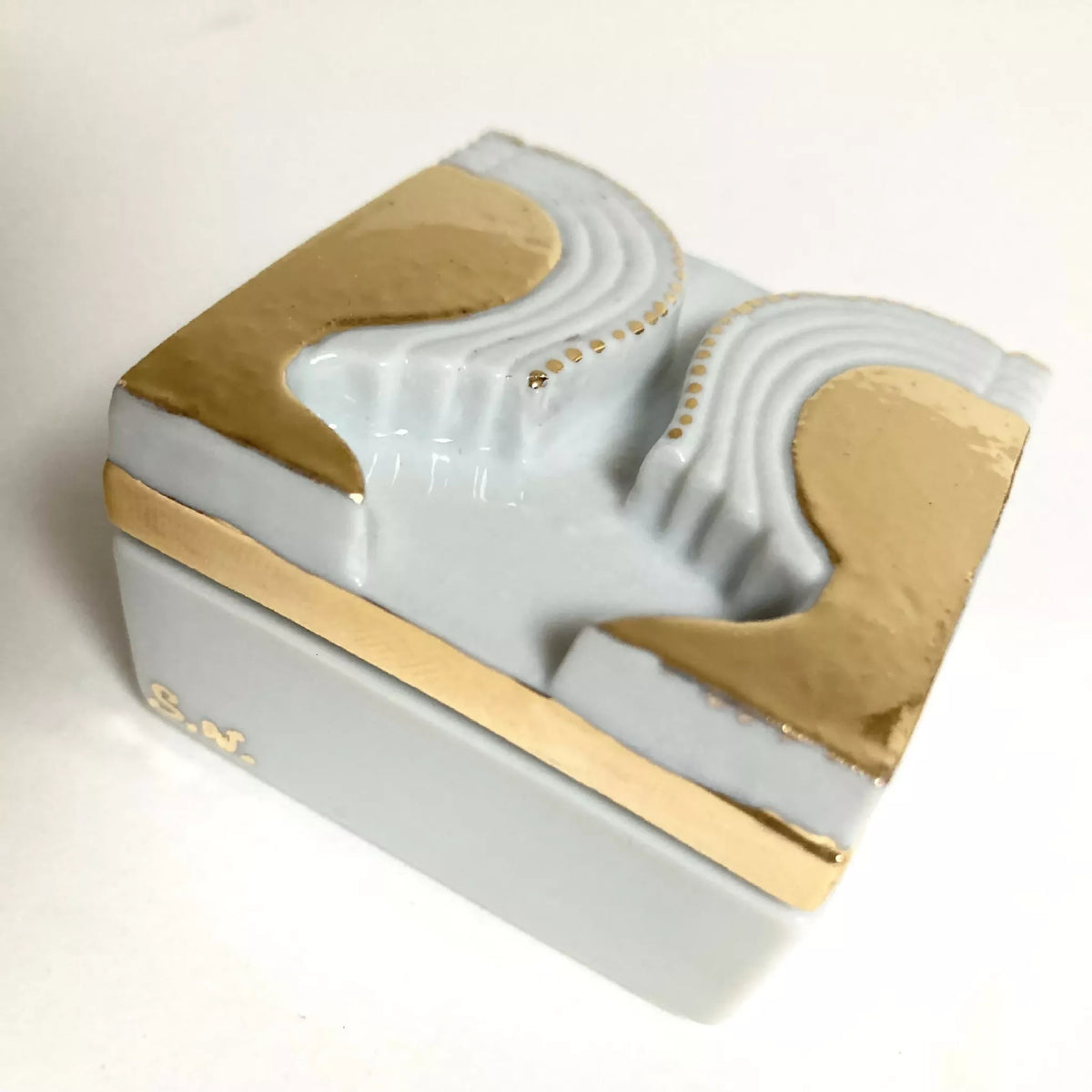 Boîte à bijoux porcelaine blanche, couvercle avec deux formes dorées