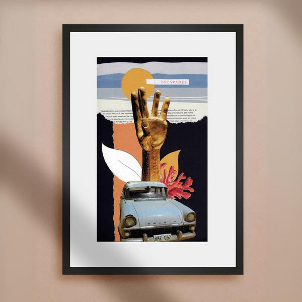 Affiche encadrée avec main dorée levée et voiture ancienne, composition colorée
