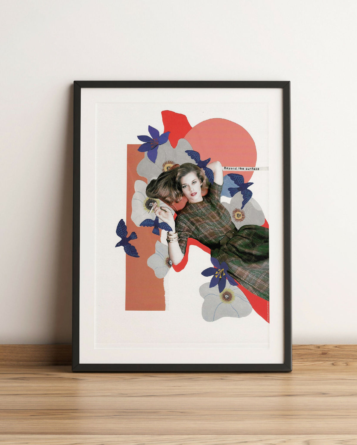 Affiche encadrée avec collage de femme, tons rouges et bleus.