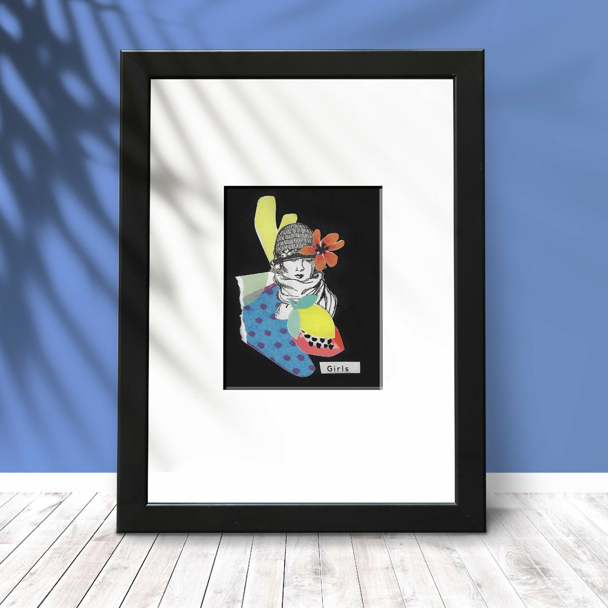 Affiche encadrée avec illustration de fille au chapeau, fleurs et robe colorée.