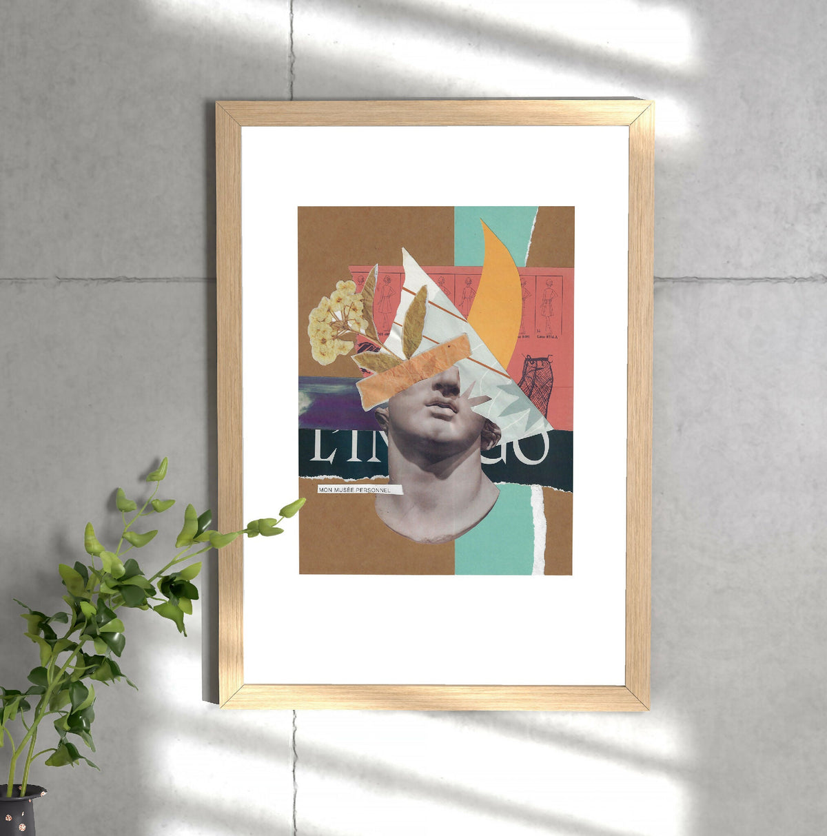 Affiche encadrée avec collage coloré et visage partiel, cadre en bois clair