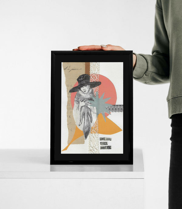 Affiche encadrée noire avec collage illustrant une femme au chapeau et formes colorées