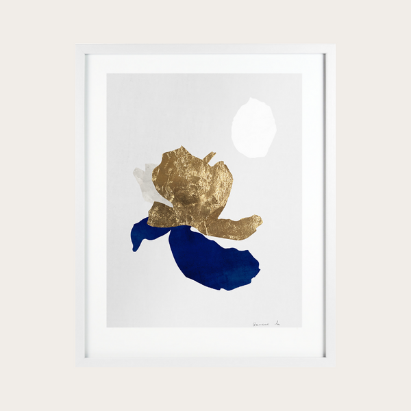 Collage encadré avec formes abstraites dorées et bleues sur fond clair