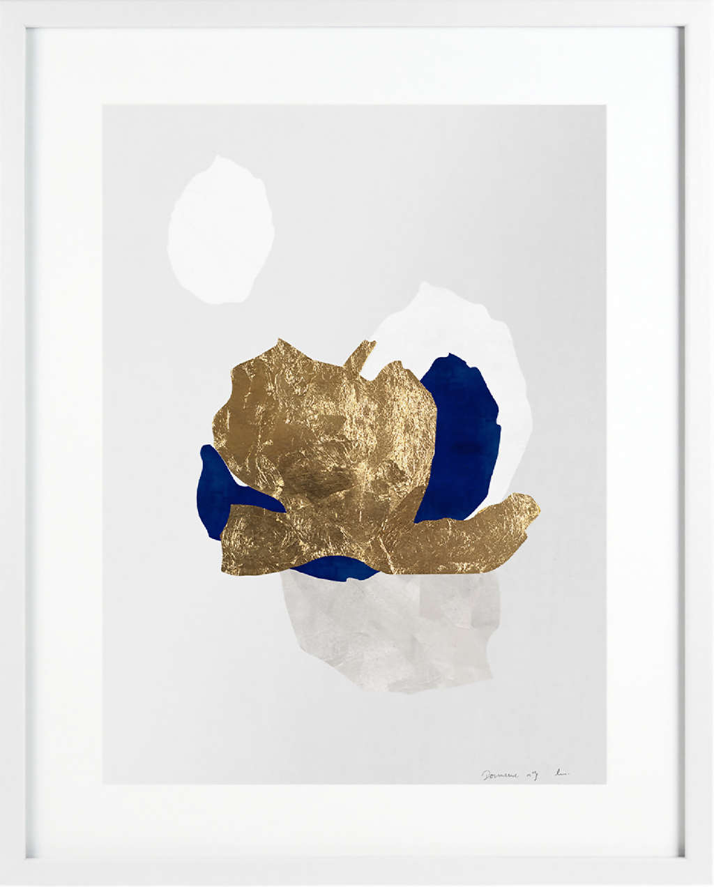 Collage encadré abstrait : formes dorées et bleu foncé sur fond clair